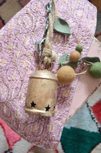 Image 2 of Suspension Feng Shui en laiton et laine feutrée