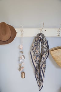 Image 1 of Pampille en laine feutrée avec cloche moyenne en laiton