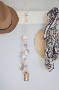 Image 3 of Pampille en laine feutrée avec cloche moyenne en laiton