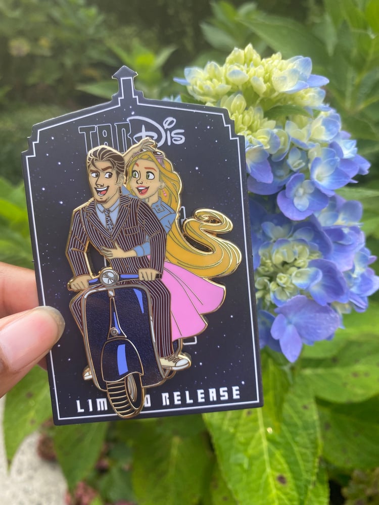 Image of Tardis Pins: The Idiot's Lantern Top pin