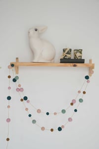 Image 1 of Guirlande de boules en laine feutrée rose verte et bleu