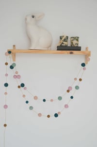 Image 2 of Guirlande de boules en laine feutrée rose verte et bleu