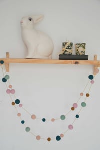 Image 3 of Guirlande de boules en laine feutrée rose verte et bleu
