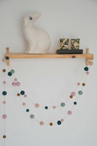 Image 4 of Guirlande de boules en laine feutrée rose verte et bleu