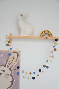 Image 1 of Guirlande de boules en laine feutrée bleu Klein, rose poudré, olive, jaune pastel