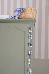 Image 4 of Guirlande de boules en laine feutrée bleu Klein, rose poudré, olive, jaune pastel