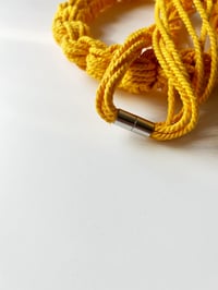 Image 3 of Collar Mostaza Nudos Largo Grande