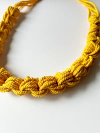 Image 1 of Collar Mostaza Nudos Largo Grande
