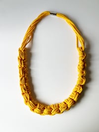 Image 2 of Collar Mostaza Nudos Largo Grande