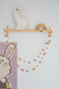 Image 1 of Guirlande de boules de feutre colorée orange, rose pêche, lila