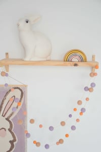 Image 2 of Guirlande de boules de feutre colorée orange, rose pêche, lila