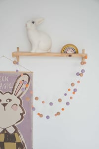 Image 3 of Guirlande de boules de feutre colorée orange, rose pêche, lila