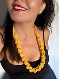 Image 4 of Collar Mostaza Nudos Largo Grande
