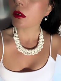 Image 1 of Collar Blanco Nudos