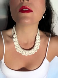 Image 4 of Collar Blanco Nudos