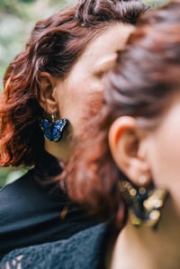 Image 2 of "Le Monarque" - Earrings (blue)