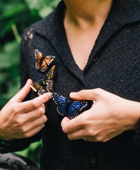Image 2 of "Le Monarque" - Brooch (blue)
