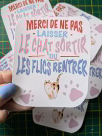 Stickers Merci de ne pas laisser le chat sortir ou les flics rentrer 