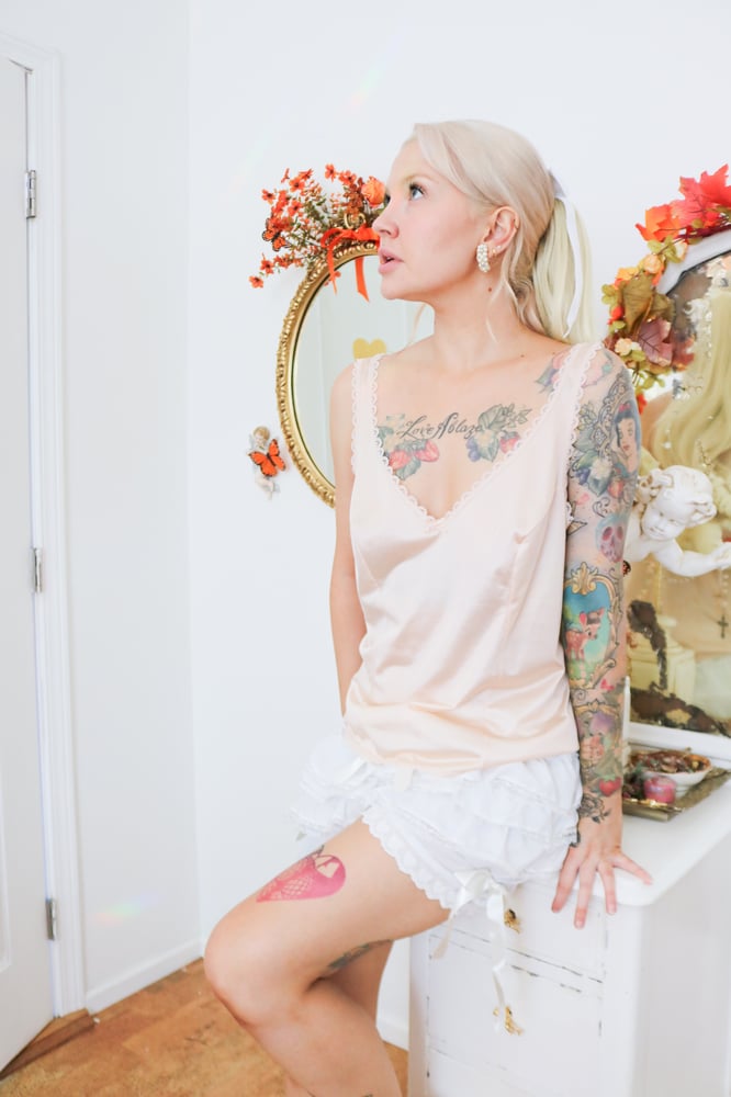 Image of Vintage Warners Nude Top with Scallop Lace Details (38)