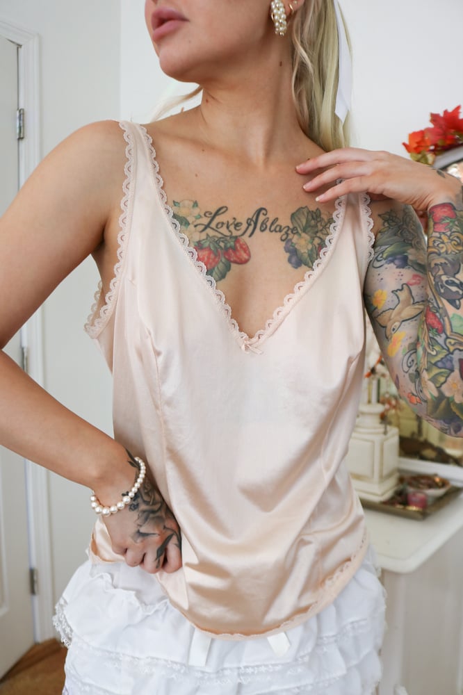 Image of Vintage Warners Nude Top with Scallop Lace Details (38)
