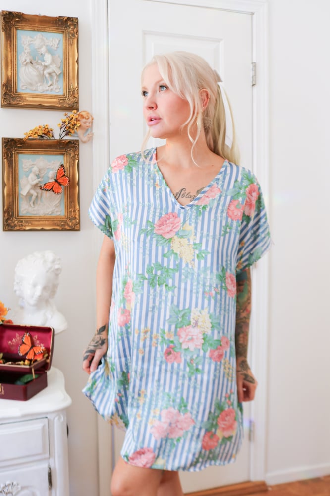 Image of 90s Sleep Solutions Striped Nightgown with Floral Details (Medium)