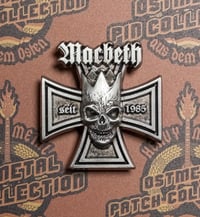 Image 2 of Offizieller MACBETH 3D Metal Pin „Schädelkönig Cross“