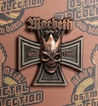 Image 4 of Offizieller MACBETH 3D Metal Pin „Schädelkönig Cross“