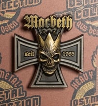 Image 3 of Offizieller MACBETH 3D Metal Pin „Schädelkönig Cross“