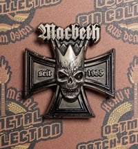 Image 5 of Offizieller MACBETH 3D Metal Pin „Schädelkönig Cross“