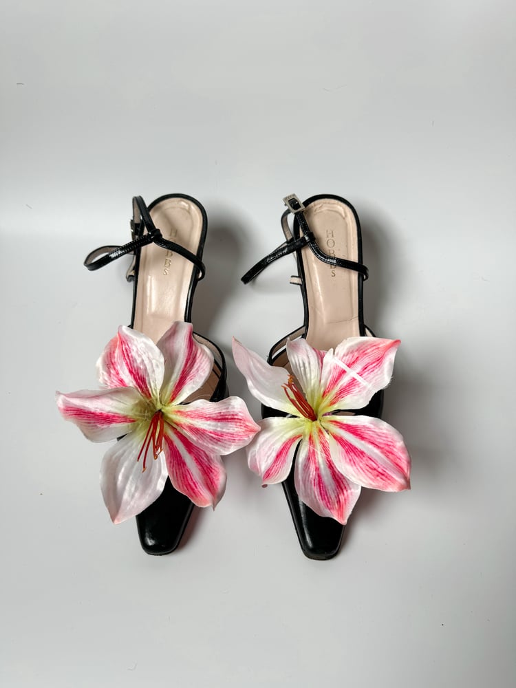 Image of amaryllis shoe clips 