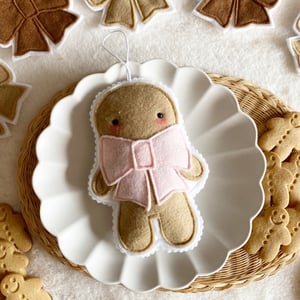 Image of Gingerbread man with bow