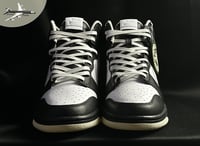 Image 2 of EXPRESSION O6 EVOLUTION ® X NIKE CUSTOM DUNKS