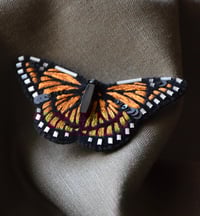 Image 5 of "Le Monarque" - Brooch (orange)