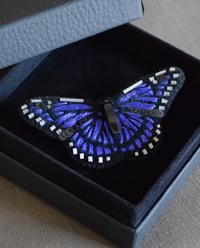 Image 3 of "Le Monarque" - Brooch (blue)