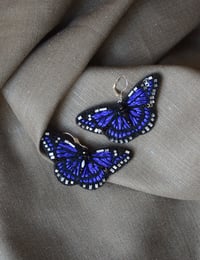 Image 4 of "Le Monarque" - Earrings (blue)