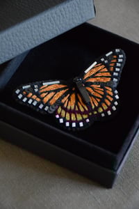 Image 3 of "Le Monarque" - Brooch (orange)