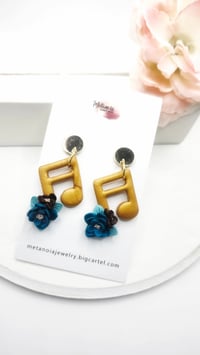 Image 3 of Earrings | Aretes Doble Corchea (2 color)
