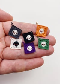 Image of Skull dollhouse potholders in 1:12 scale