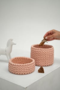 Image 2 of Crochet round basket with wooden base