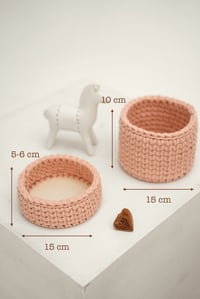 Image 4 of Crochet round basket with wooden base