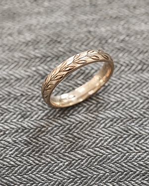 Image of 9ct gold 4mm ‘Olive leaf’ engraved ring