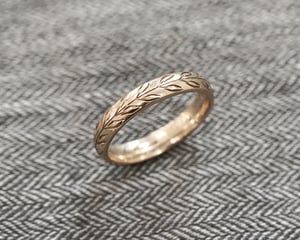 Image of 9ct gold 4mm ‘Olive leaf’ engraved ring