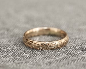 Image of 9ct gold 4mm ‘Olive leaf’ engraved ring