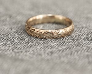 Image of 9ct gold 4mm ‘Olive leaf’ engraved ring