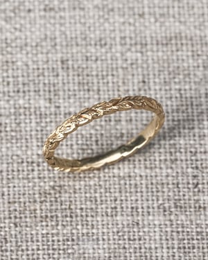 Image of 18ct gold 2mm laurel leaf carved ring