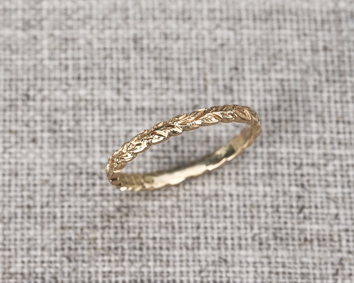 Image of 18ct gold 2mm laurel leaf carved ring