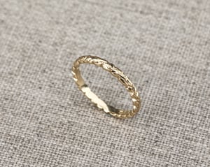 Image of 18ct gold 2mm laurel leaf carved ring