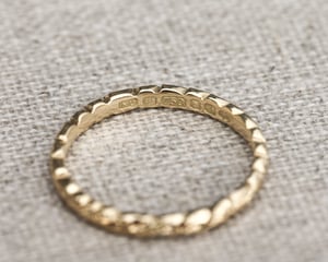 Image of 18ct gold 2mm laurel leaf carved ring