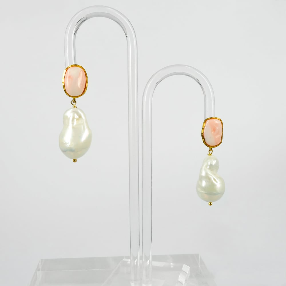 Image of Sterling silver/yellow gold baroque freshwater pear drop earrings. M3263