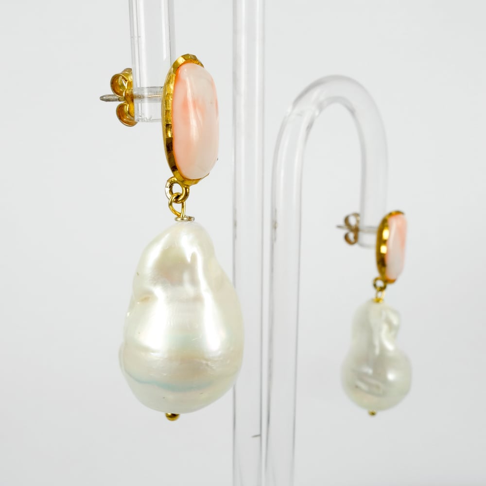 Image of Sterling silver/yellow gold baroque freshwater pear drop earrings. M3263